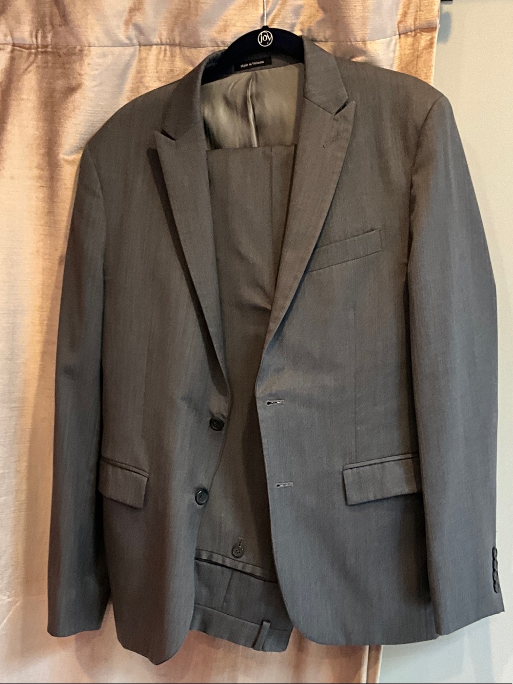Egara Men's Gray Two-Button Suit Jacket and trousers